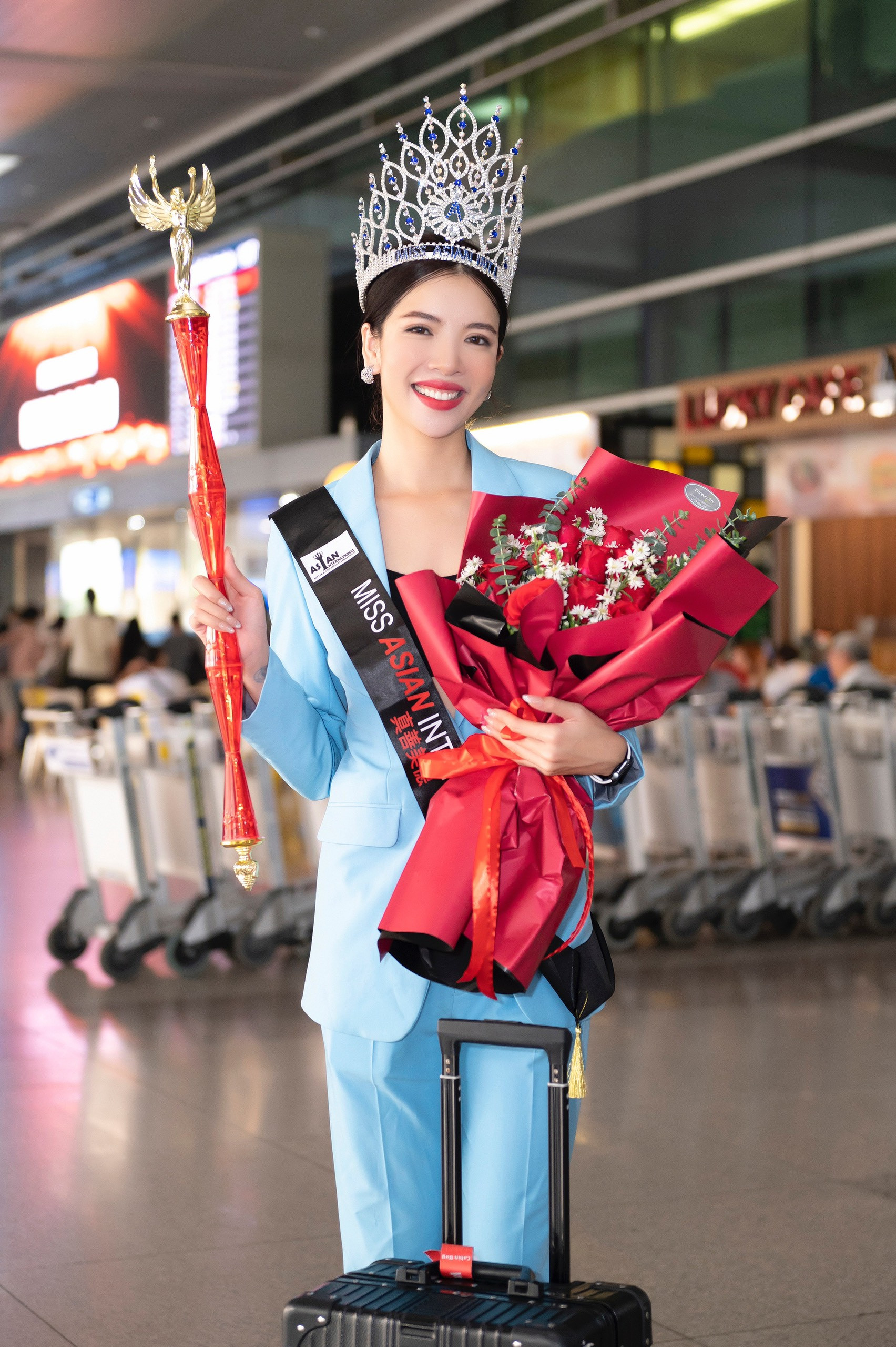 Thuỳ Dung rạng ngời về nước sau đăng quang Hoa hậu Châu Á 2022