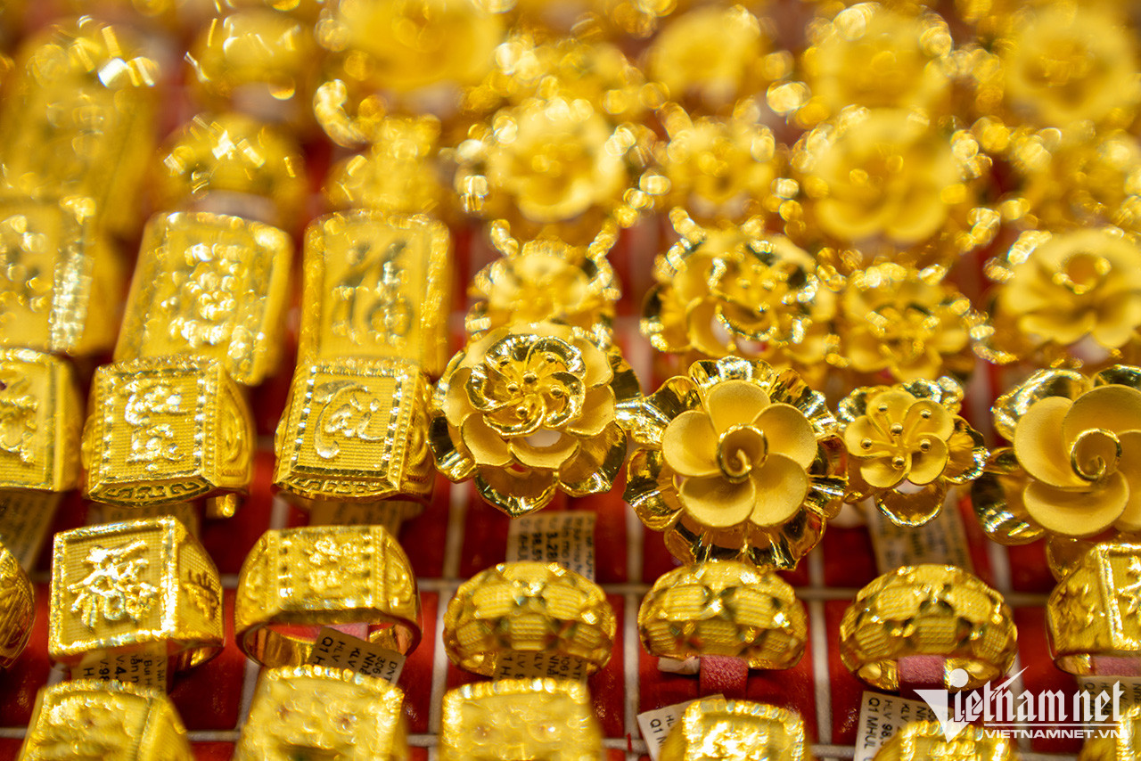 Giá vàng hôm nay 17/12: Vàng tăng giá, chiếm lại mốc 67 triệu đồng