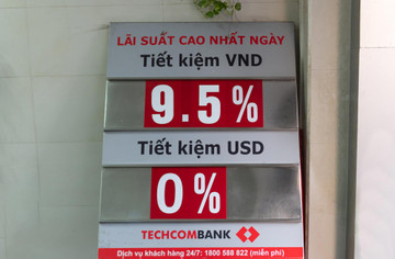 Lãi suất vọt lên 10%, người dân tăng gửi tiền vào ngân hàng