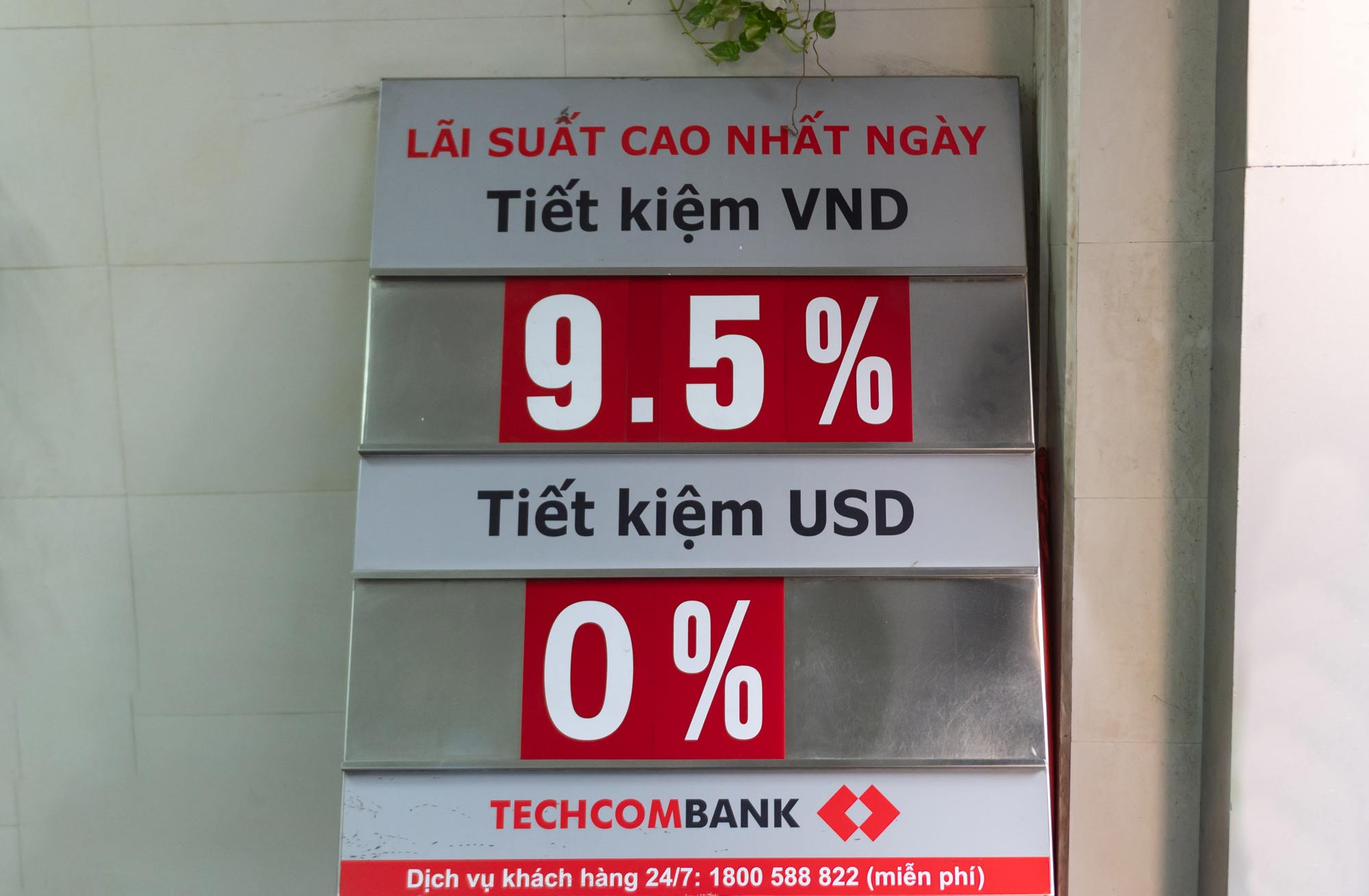 Lãi suất vọt lên 10%, người dân tăng gửi tiền vào ngân hàng