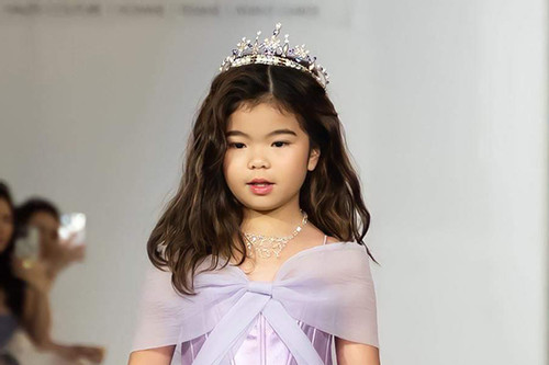 Mẫu nhí 9 tuổi tự tin diễn thời trang tại Thái Lan