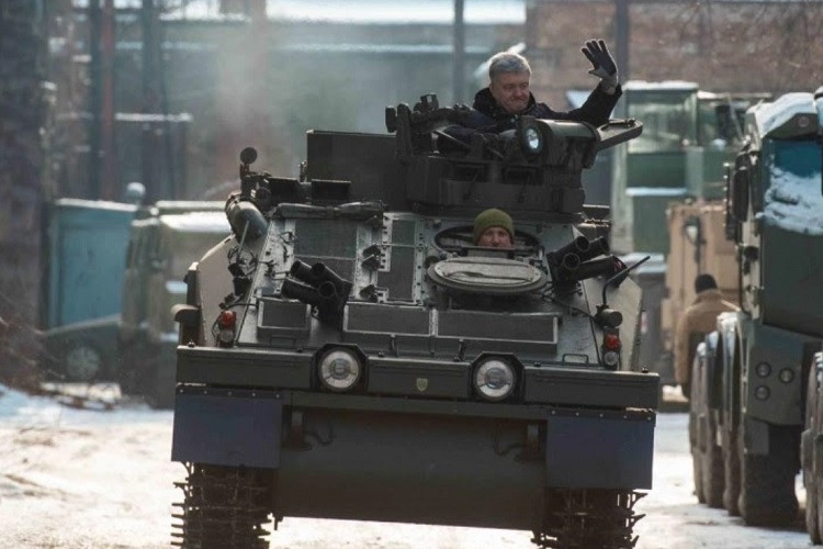 Video cựu Tổng thống Ukraine tham gia điều khiển xe thiết giáp mua từ Anh