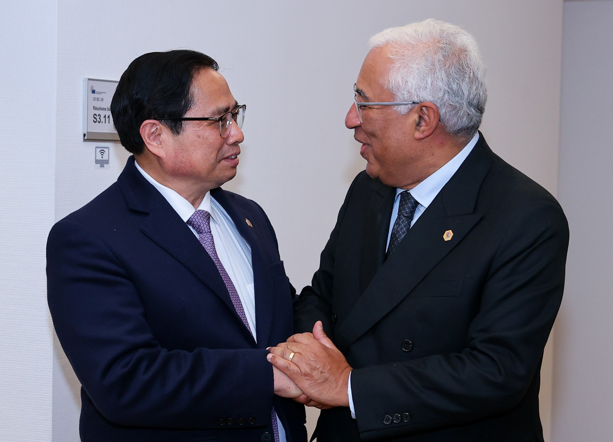 Những cái bắt tay hợp tác bên lề Hội nghị cấp cao ASEAN - EU