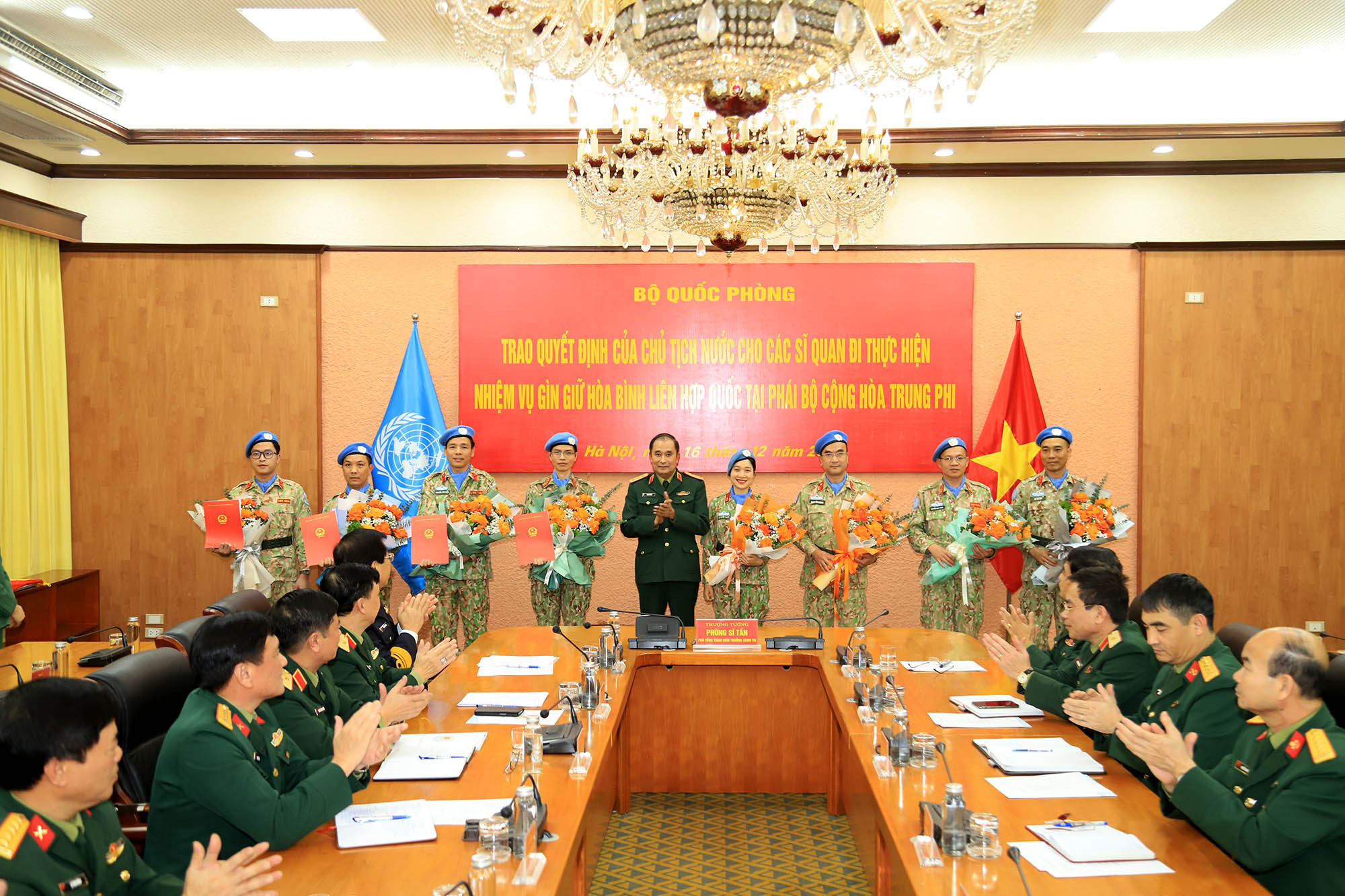 Trao quyết định của Chủ tịch nước cho 4 sĩ quan đi gìn giữ hòa bình Liên Hiệp Quốc