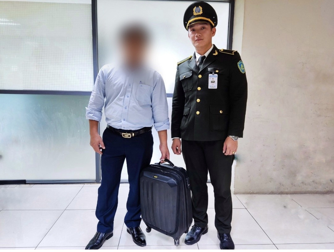 Nam hành khách bỏ quên 500 triệu trong vali ở sân bay Nội Bài