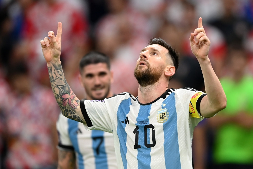 Người hâm mộ tuyển Argentina xếp hàng dài… xăm hình Messi | Báo Giáo dục và  Thời đại Online