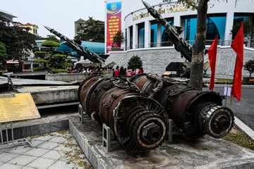 Xác máy bay, vỏ bom tại Triển lãm ‘Hà Nội - Điện Biên Phủ trên không’