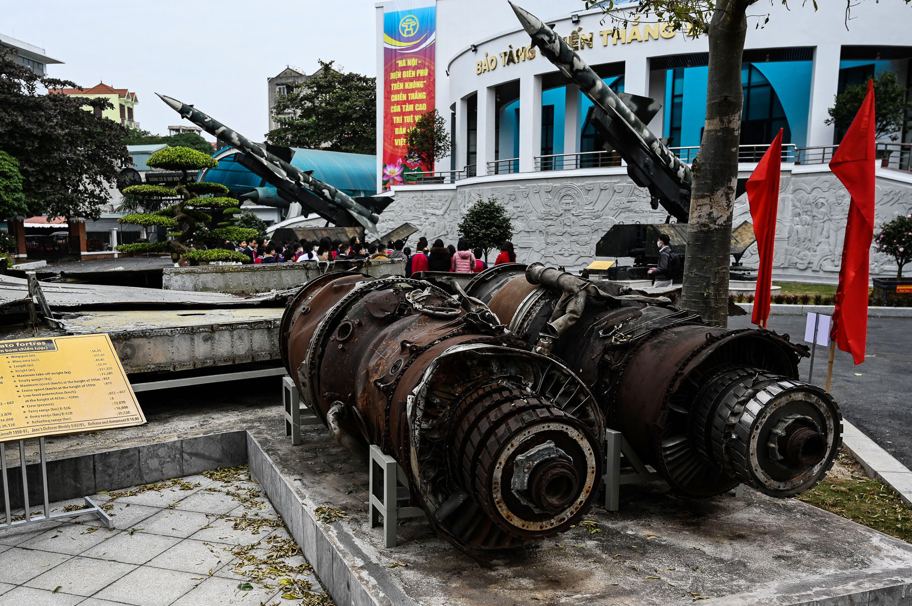Xác máy bay, vỏ bom tại Triển lãm ‘Hà Nội - Điện Biên Phủ trên không’