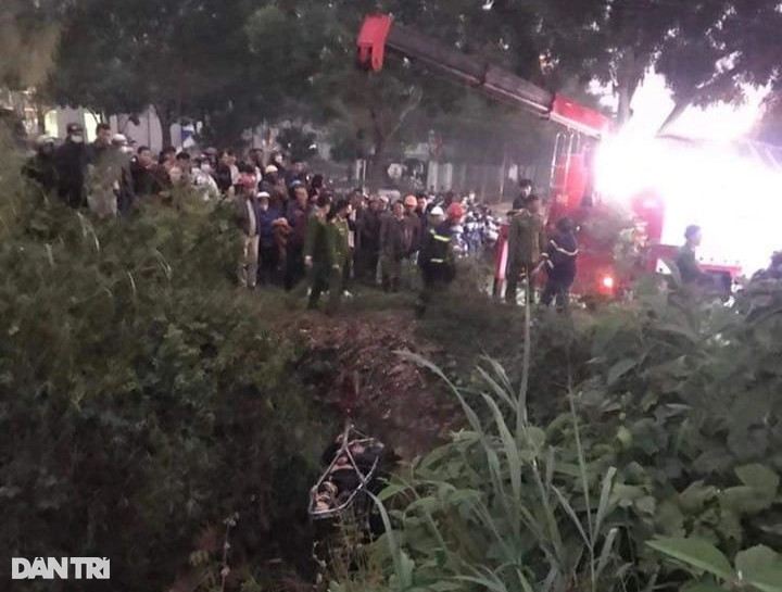 Ô tô chở 3 người rơi xuống khe suối 15 tiếng không ai biết - 1