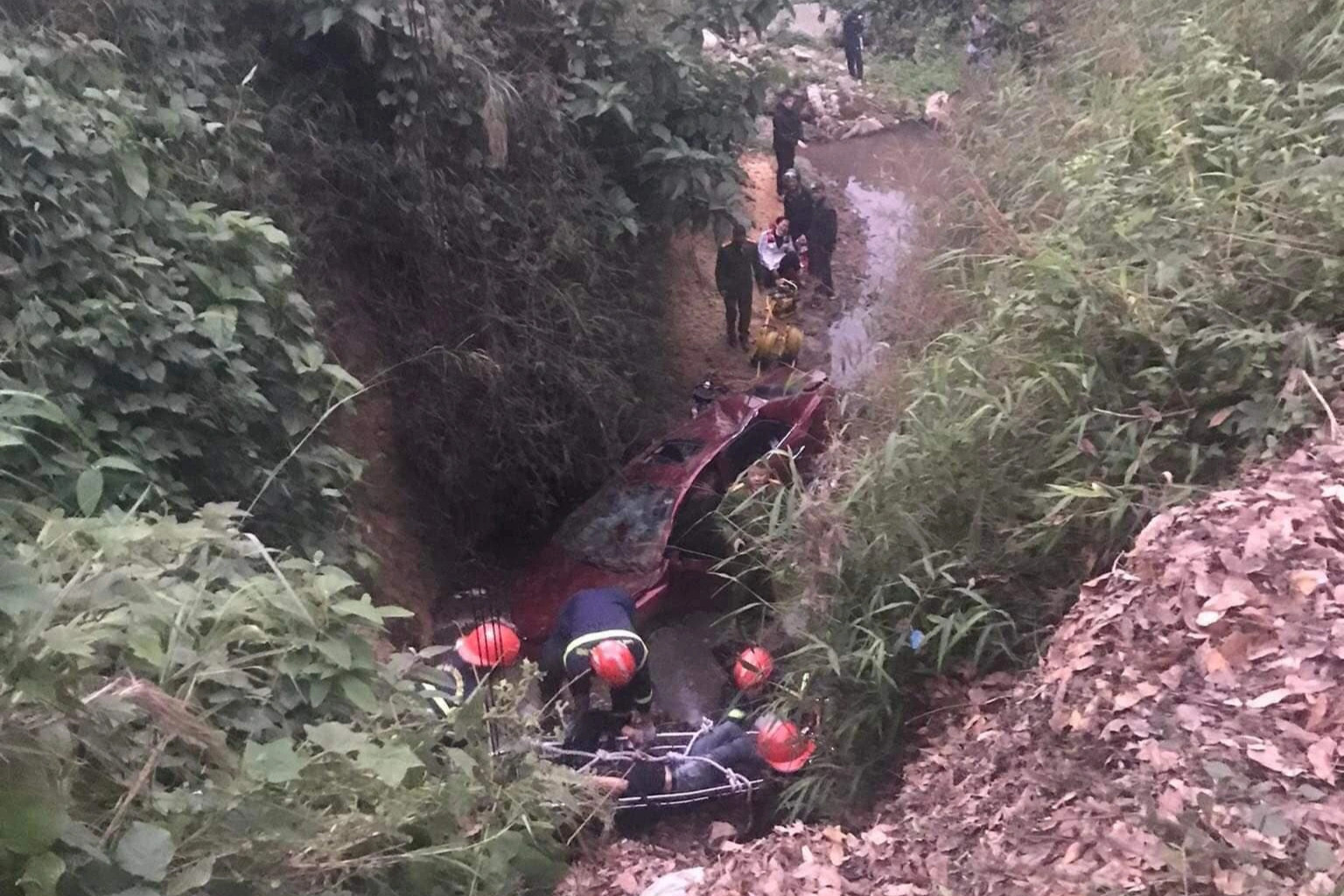 Ô tô chở 3 người rơi xuống khe suối 15 tiếng không ai biết