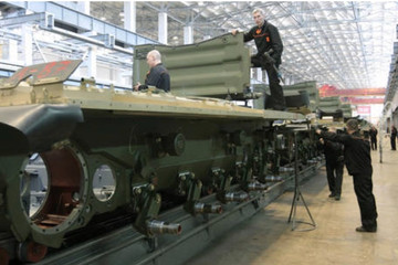 Các nhà sản xuất vũ khí của Nga tăng giờ làm, EU trừng phạt Moscow