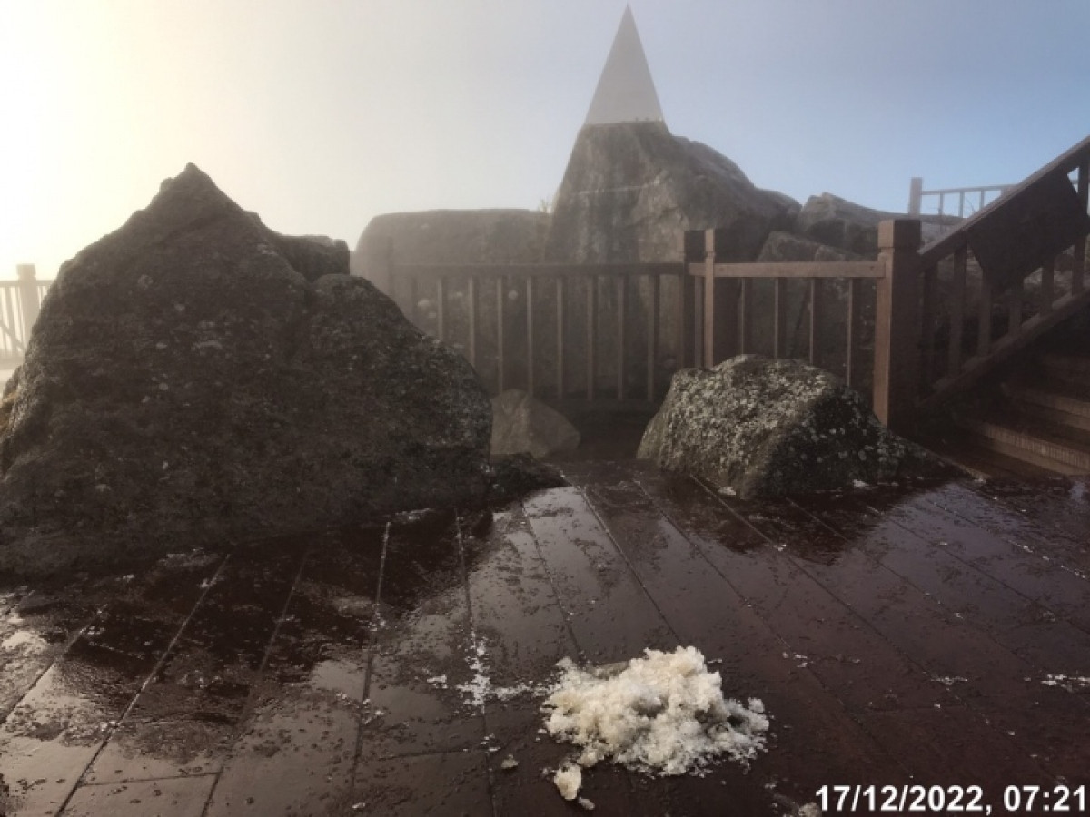 temperatures falls below zero, ice and frost recorded on fansipan mt peak picture 1