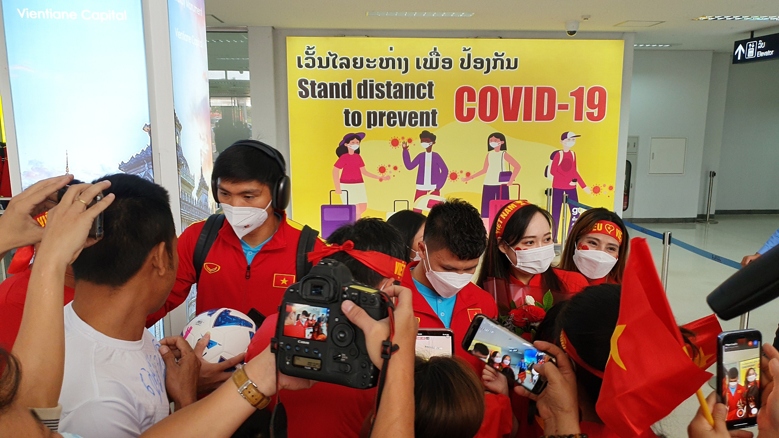 Quang Hải, Văn Hậu bị CĐV vây kín ở Lào