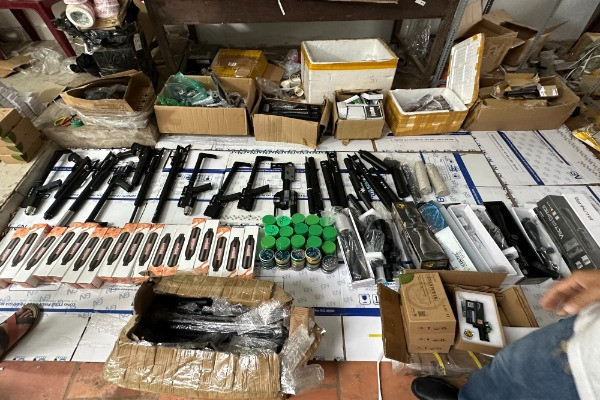 Hai thanh niên ở Đà Nẵng tàng trữ cả ‘kho’ súng, công cụ hỗ trợ