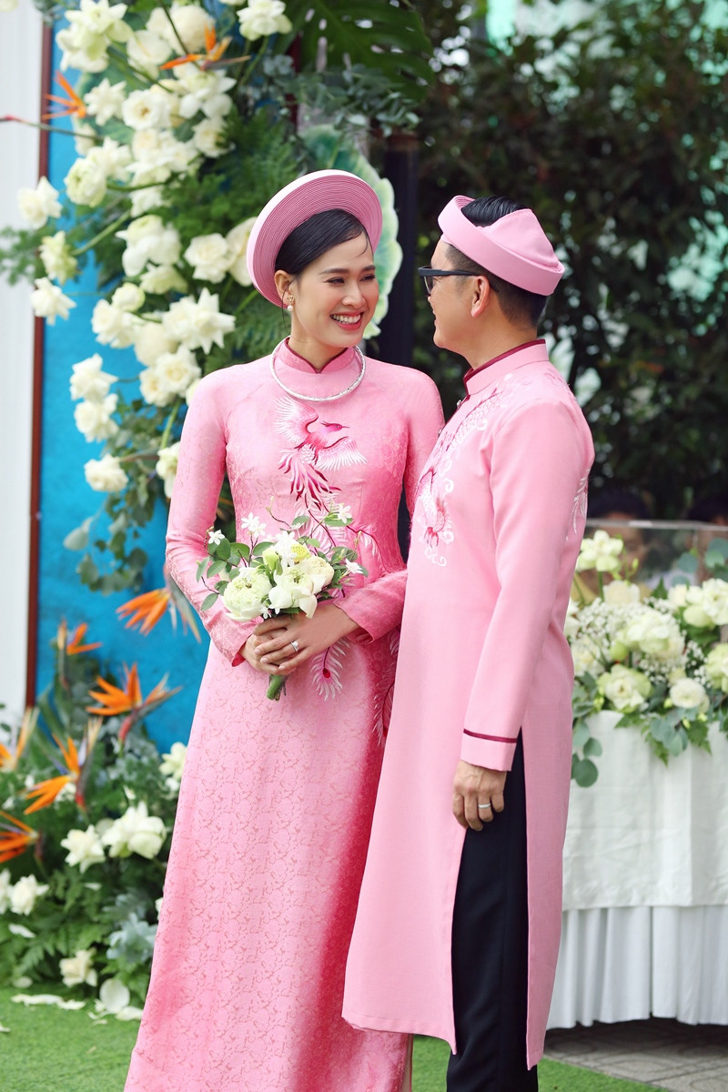 Dương Mỹ Linh ngọt ngào bên chồng doanh nhân trong hôn lễ ở Bến Tre