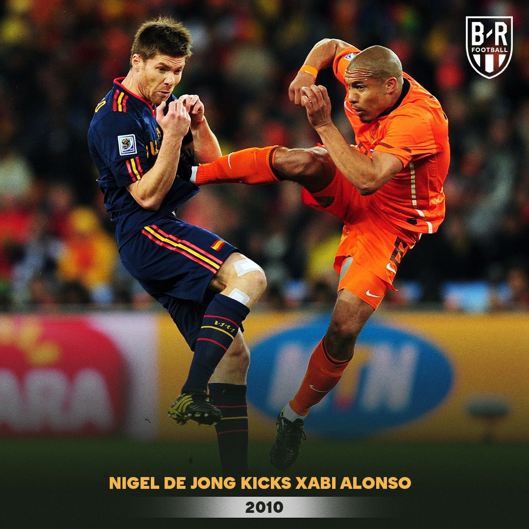 Cú kungfu khét tiếng của Nigel De Jong với Xabi Alonso trong trận chung kết World Cup 2010