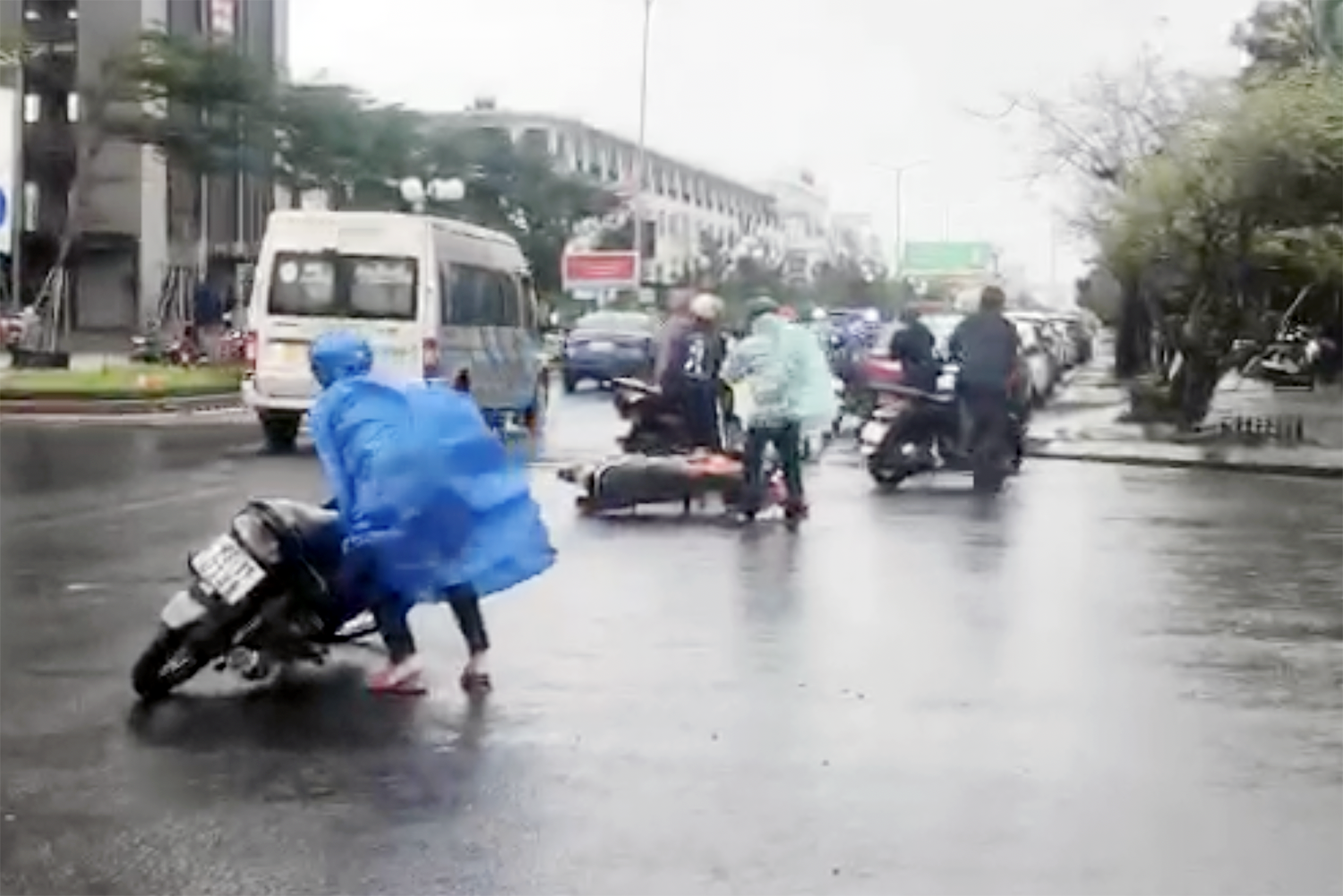 Gió lớn quật ngã nhiều người đi xe máy ở Phú Yên