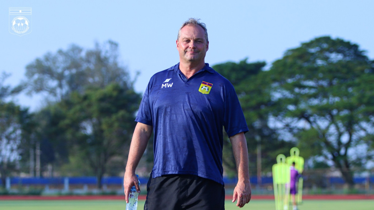 HLV Lào lo đá sân nhà mà như... sân khách trước tuyển Việt Nam