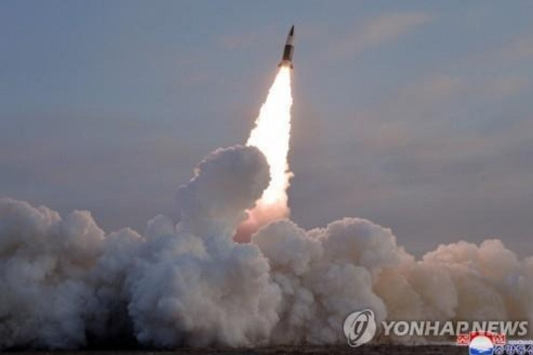 'Triều Tiên phóng hai tên lửa đạn đạo ra biển'