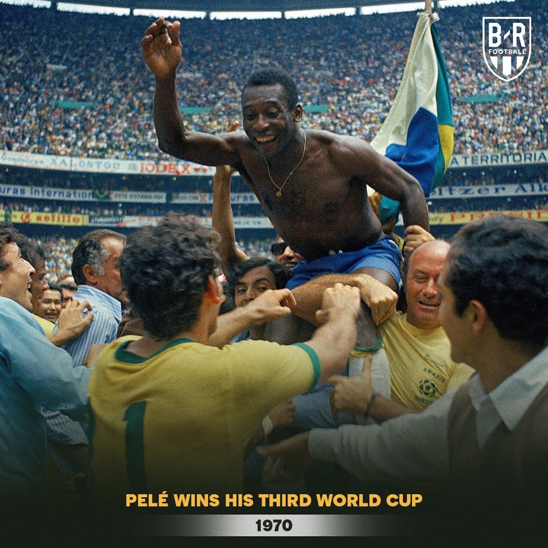 Đồng đội công kênh Pele sau khi Brazil vô địch World Cup 1970. Đó cũng là lần thứ 3 