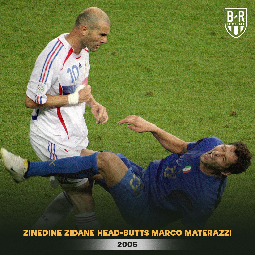 Zinedine Zidane với cú 