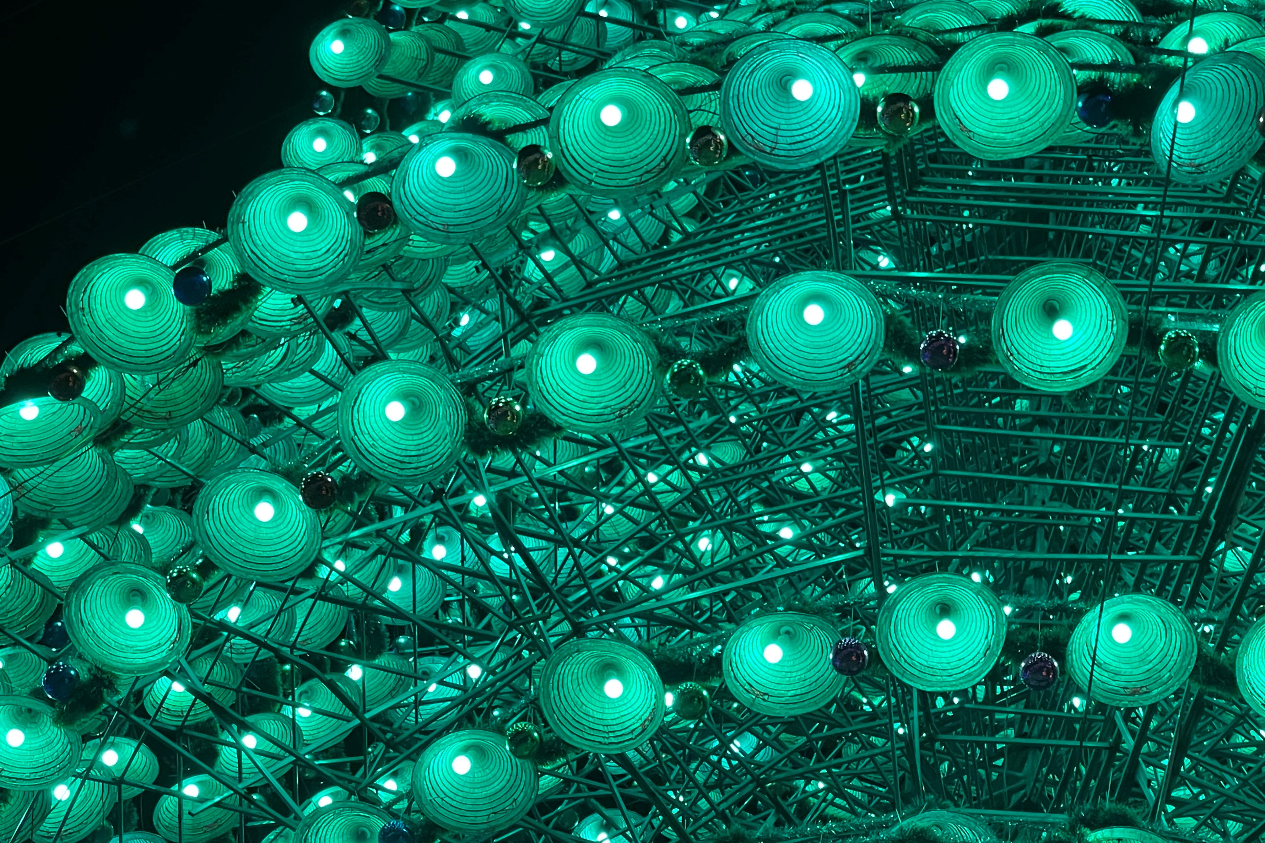 Cây thông Noel làm bằng 2.500 nón lá tại Đồng Nai