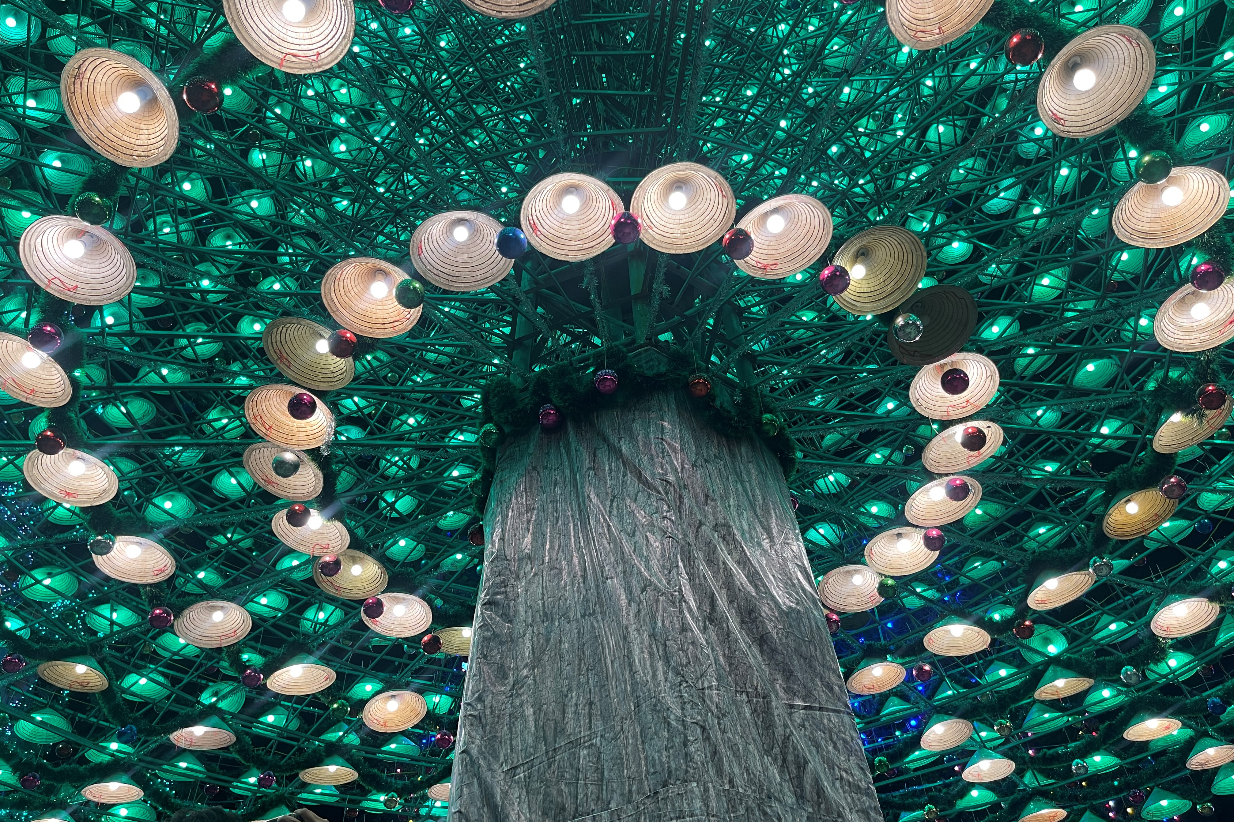Cây thông Noel làm bằng 2.500 nón lá tại Đồng Nai