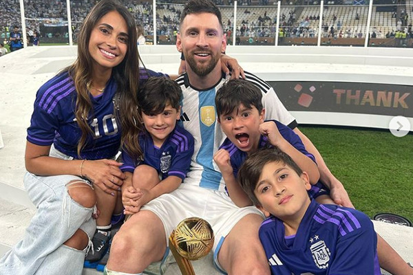 Vợ Messi: Em và các con tự hào về  anh
