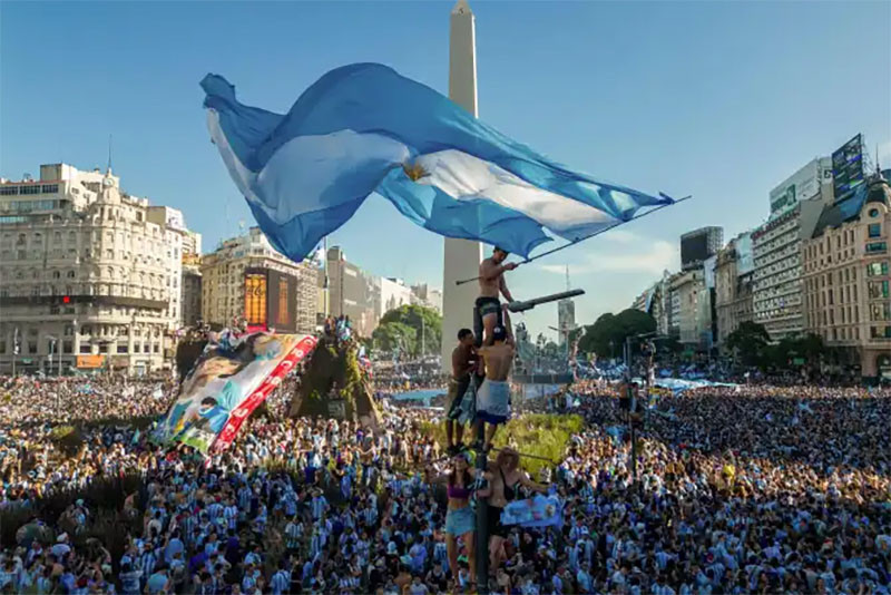 Hình ảnh người Argentina rầm rộ ăn mừng chức vô địch World Cup 2022