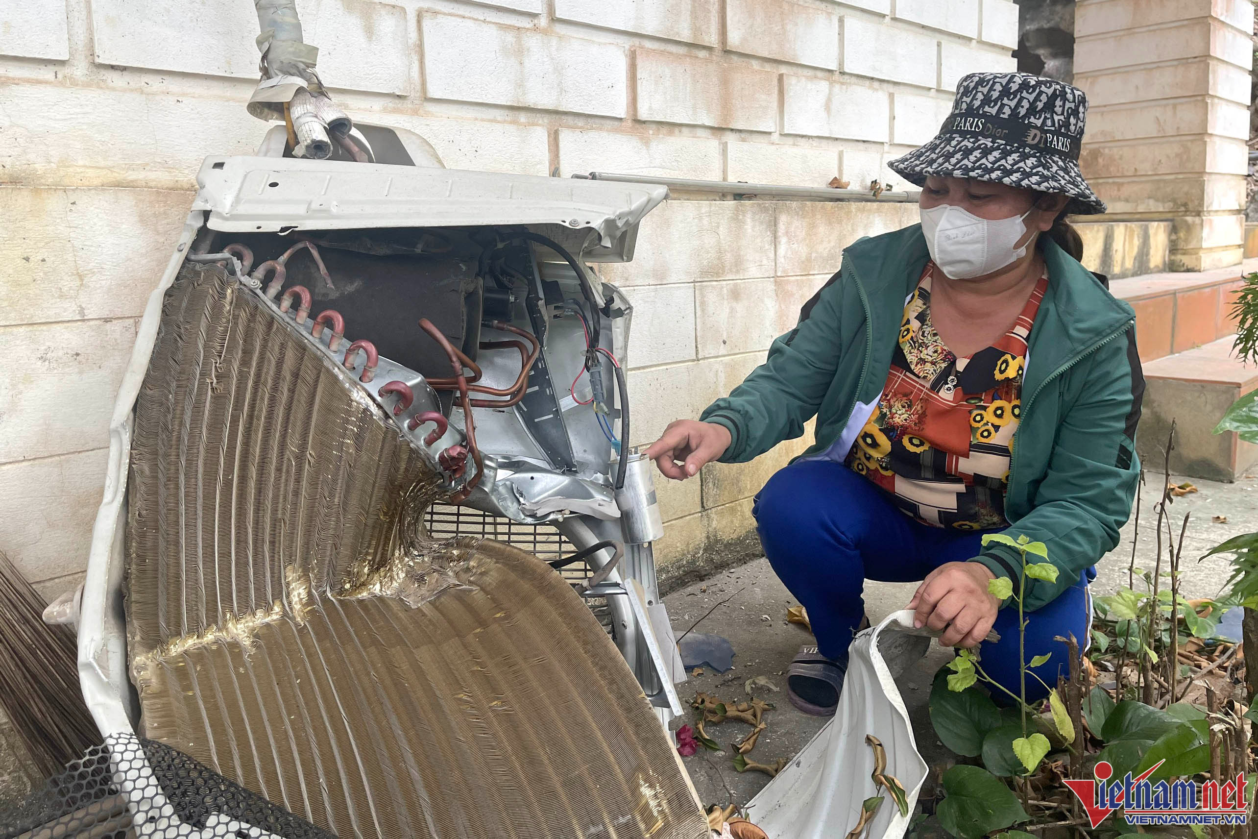 Nổ mìn khai thác, đá văng hàng trăm mét vào khu dân cư