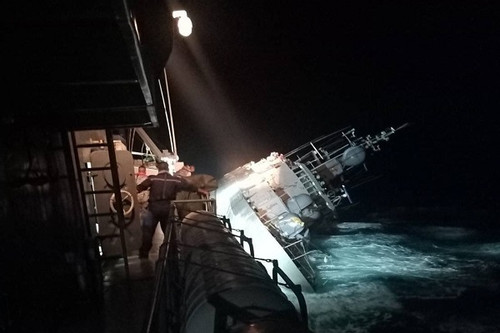 Sóng lớn đánh chìm tàu hộ vệ tên lửa của Thái Lan