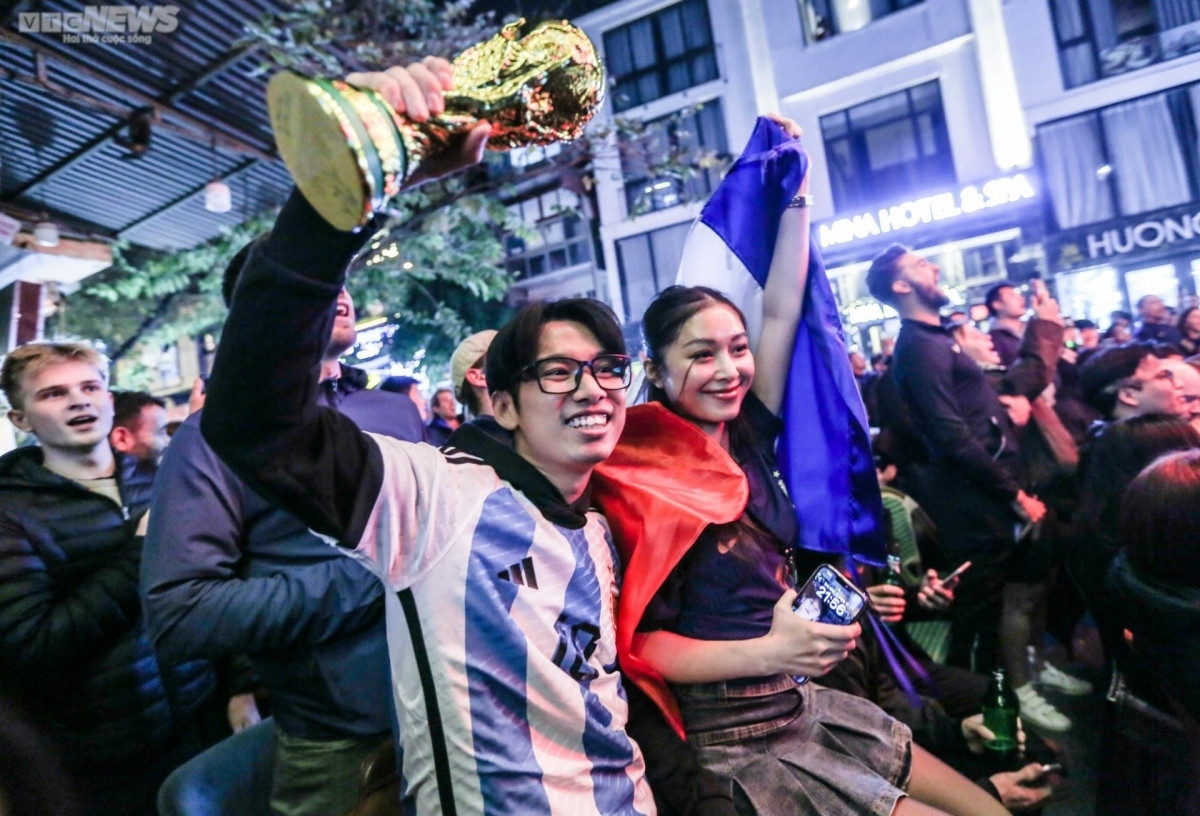foreigners enjoy bustling atmosphere in hanoi s old quarter for world cup final picture 5