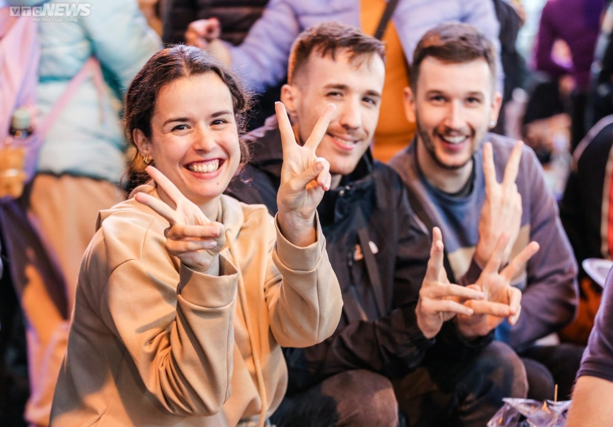 foreigners enjoy bustling atmosphere in hanoi s old quarter for world cup final picture 8
