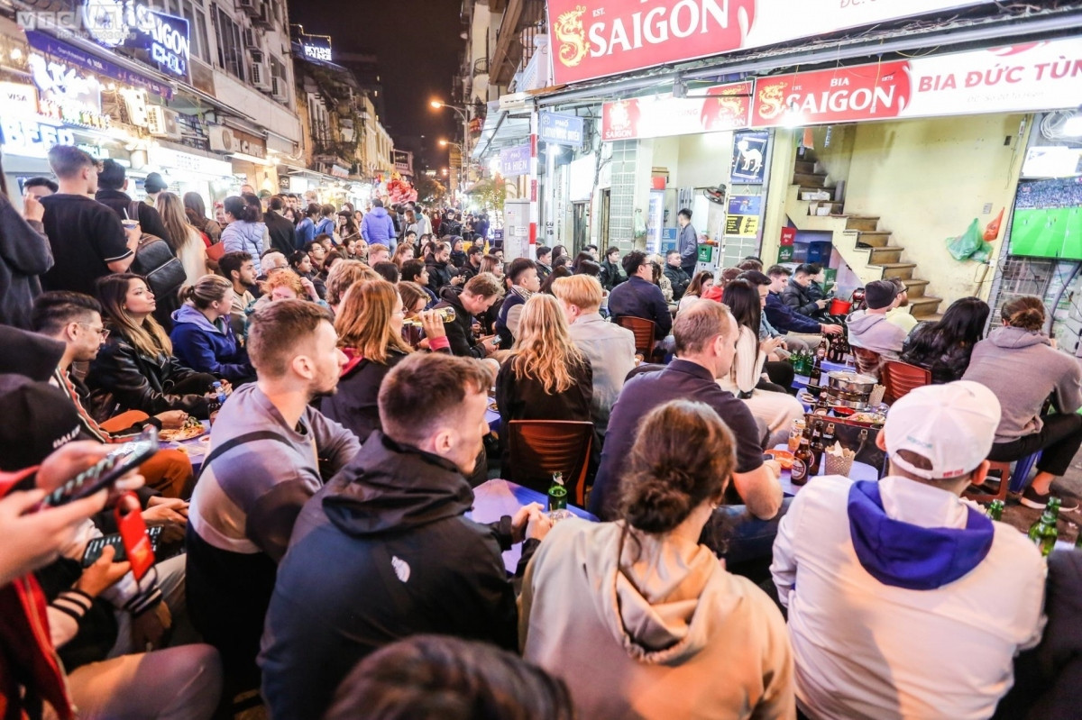 foreigners enjoy bustling atmosphere in hanoi s old quarter for world cup final picture 4
