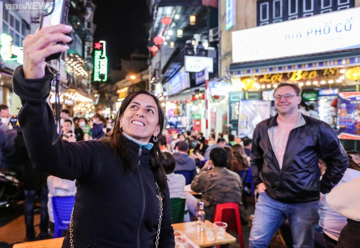 foreigners enjoy bustling atmosphere in hanoi s old quarter for world cup final picture 9