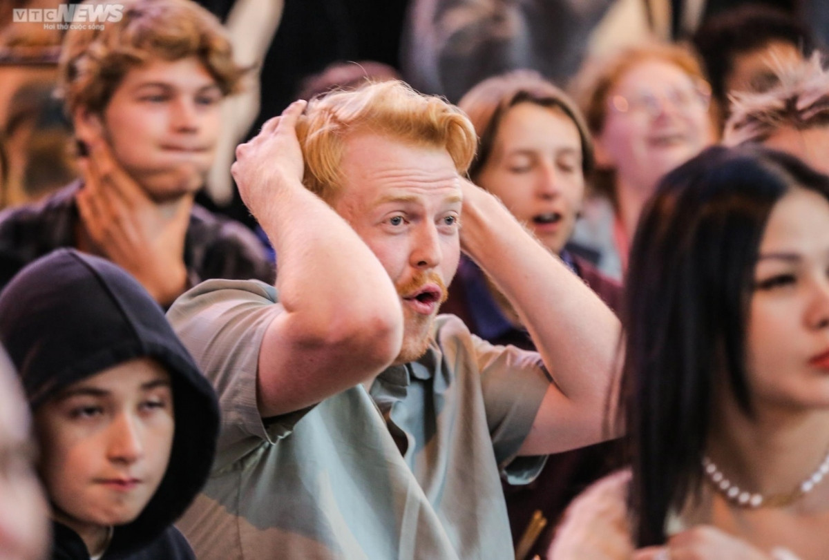 foreigners enjoy bustling atmosphere in hanoi s old quarter for world cup final picture 6