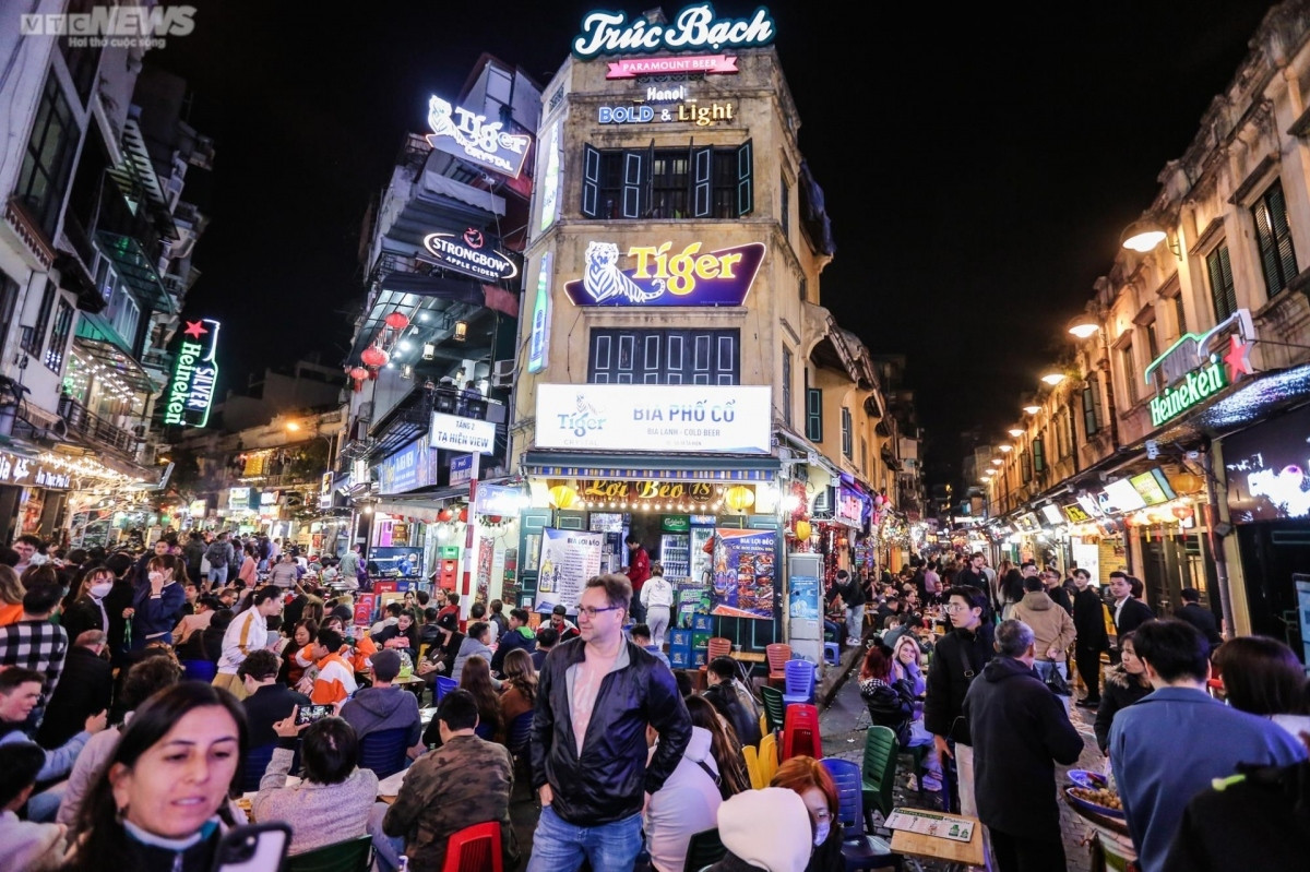 foreigners enjoy bustling atmosphere in hanoi s old quarter for world cup final picture 1