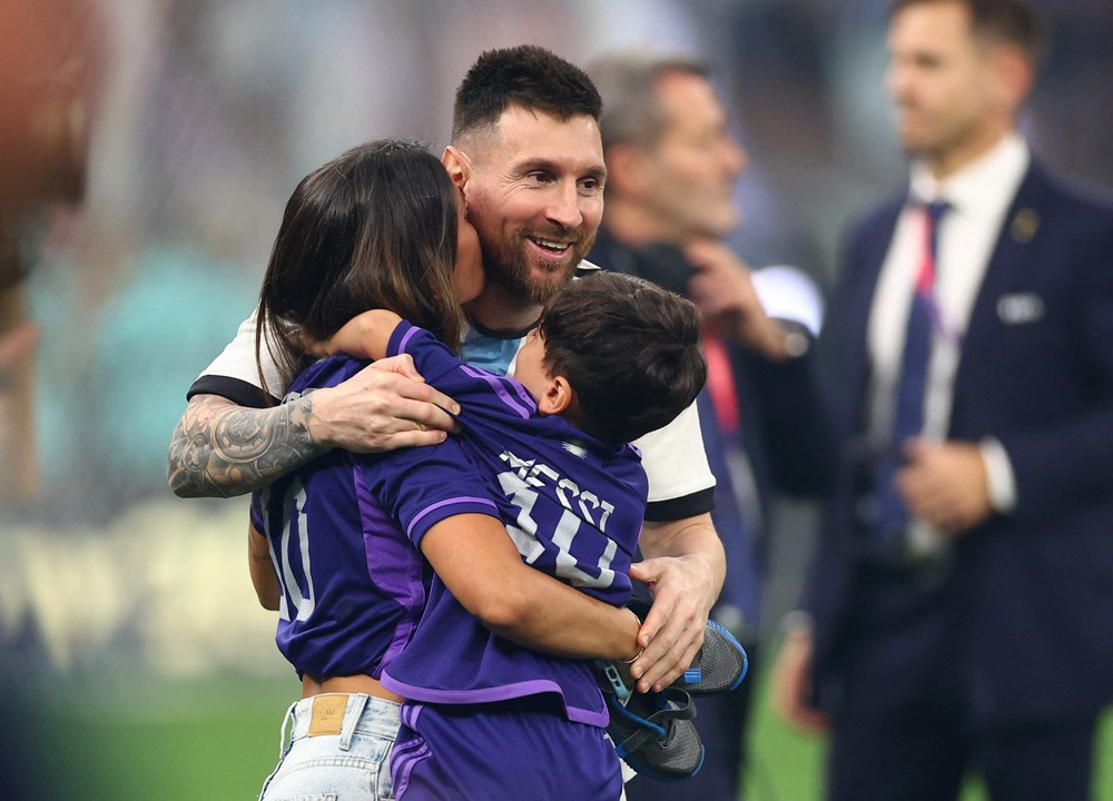 Messi được vợ 'thưởng nóng' ngay sau khi vô địch World Cup