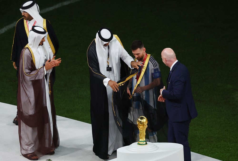 Quốc vương Qatar Qatar Sheikh Tamim bin Hamad Al Thani khoác lên người Messi chiếc áo đặc biệt