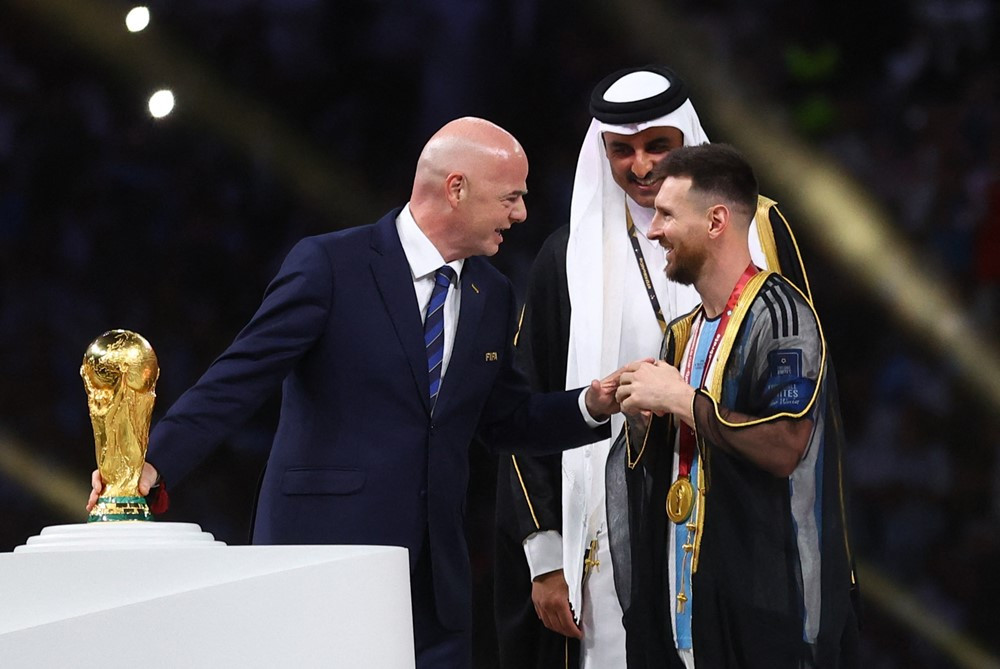 Chủ tịch FIFA Gianni Infantino chúc mừng Messi 