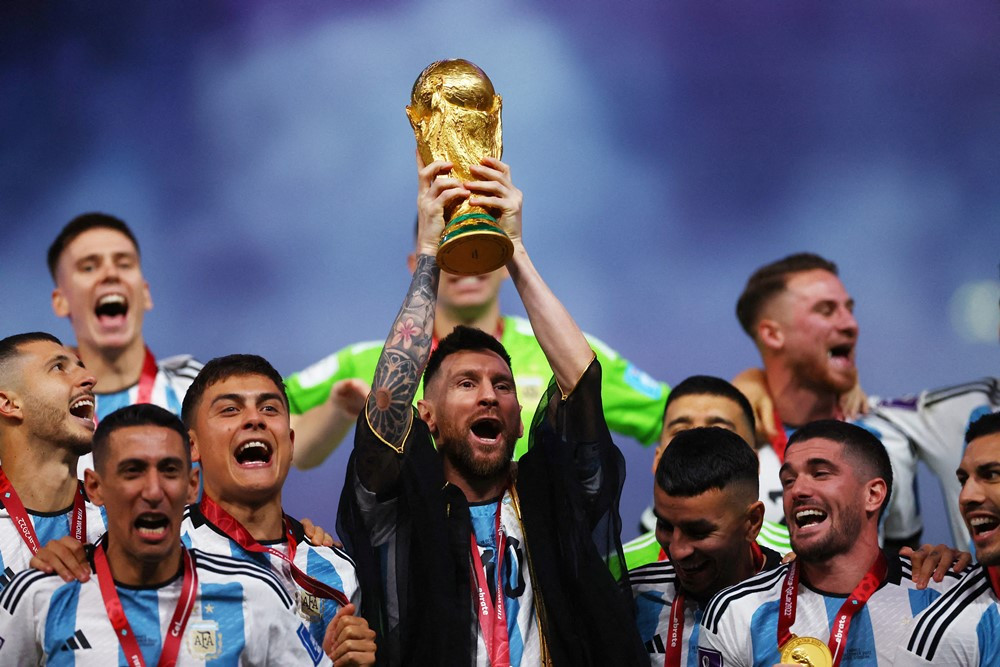 Messi ngất ngây trên đỉnh vinh quang với cúp vàng Thế giới