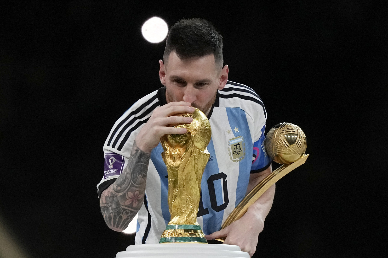 Cùng ngắm ảnh Messi cầm Cup World Cup, khoảnh khắc lịch sử của bóng đá thế giới. Với tài năng lấn át, sự kiên trì và nỗ lực không ngừng nghỉ, Messi đã làm nên lịch sử và trở thành một huyền thoại số một.