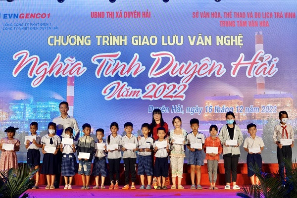 Hàng trăm phần quà 'Nghĩa tình Duyên Hải' cho người dân vùng biển Trà Vinh