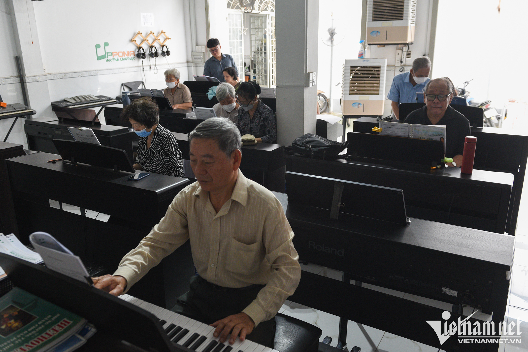 free-piano-class-for-the-elderly-in-hcm-city