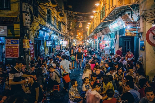 Foreigners enjoy bustling atmosphere in Hanoi’s Old Quarter for World Cup final