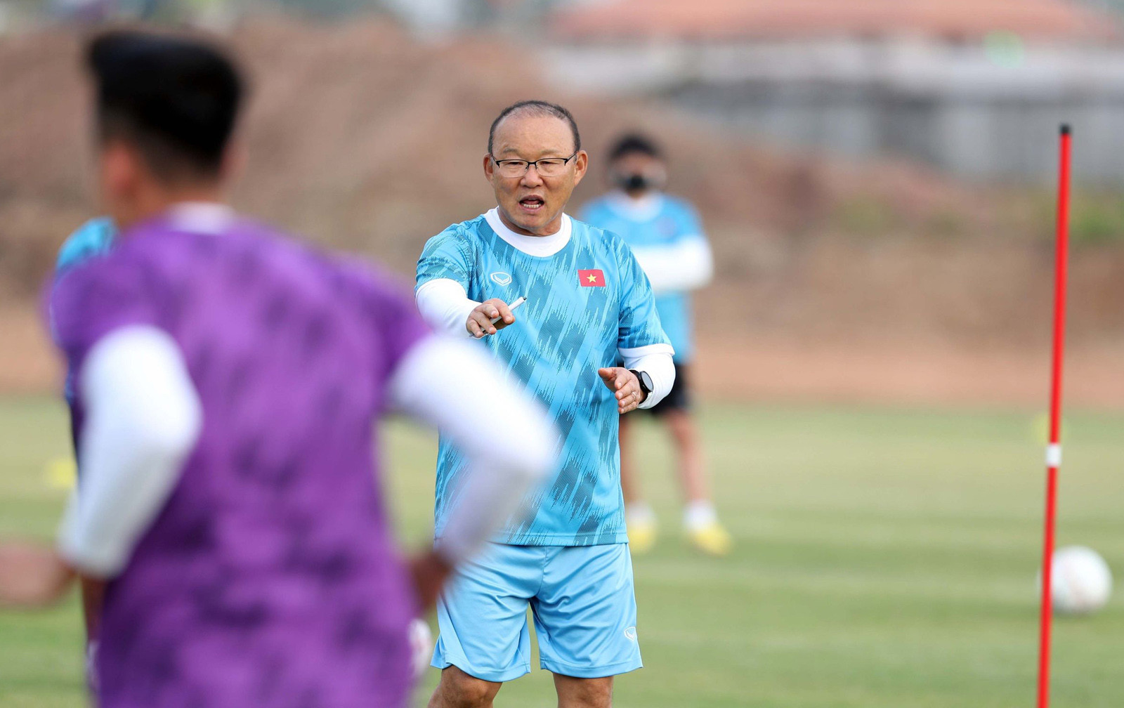 HLV Park Hang Seo gặp riêng Quang Hải trước trận gặp Lào