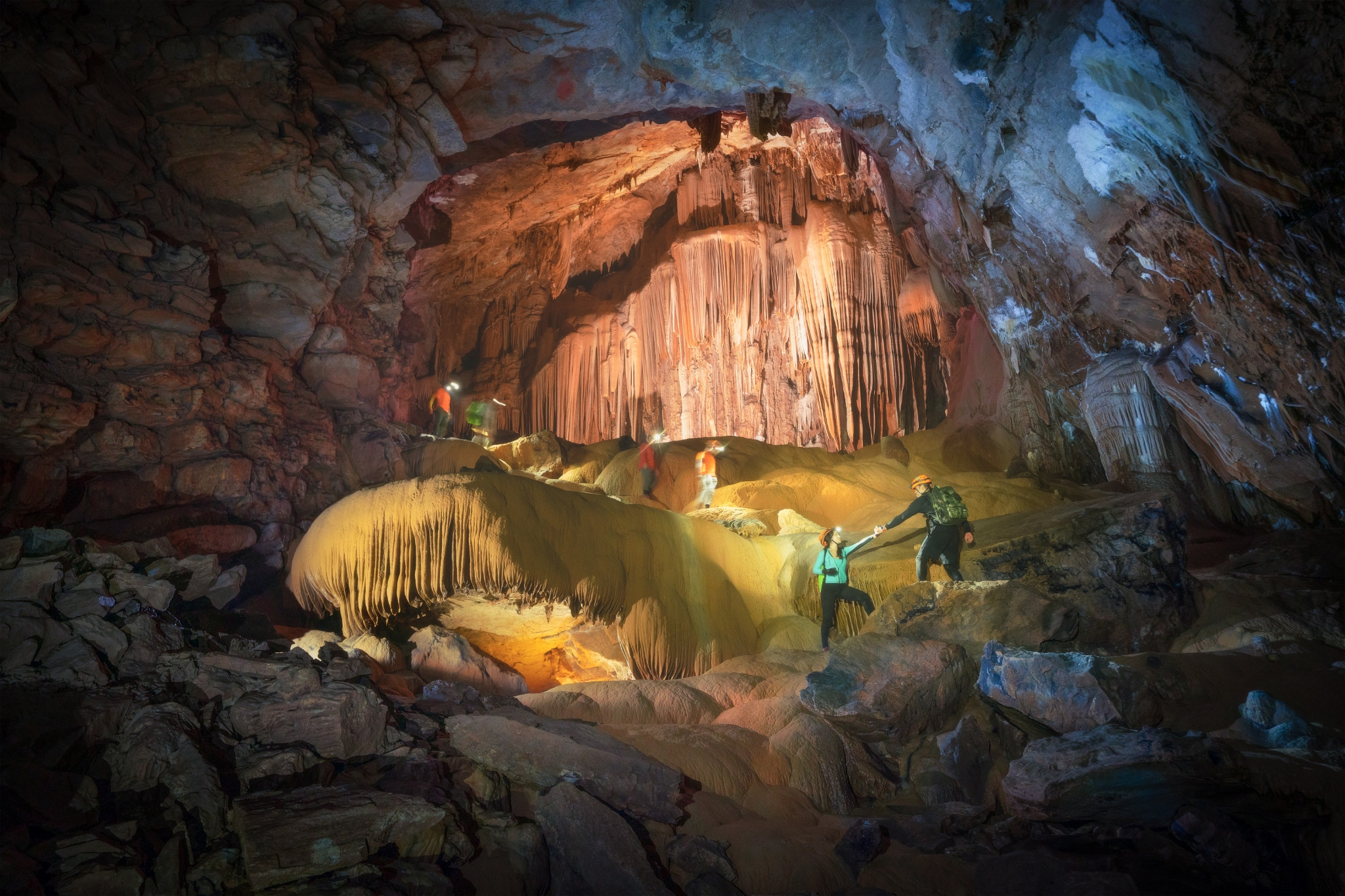 Du khách đu dây vượt vách đá, chèo SUP trong hang động đẹp lạ ở Quảng Bình