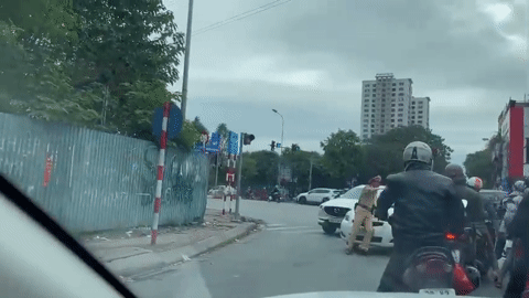 Tài xế xe Toyota Yaris ngoan cố đẩy CSGT trên phố Hà Nội