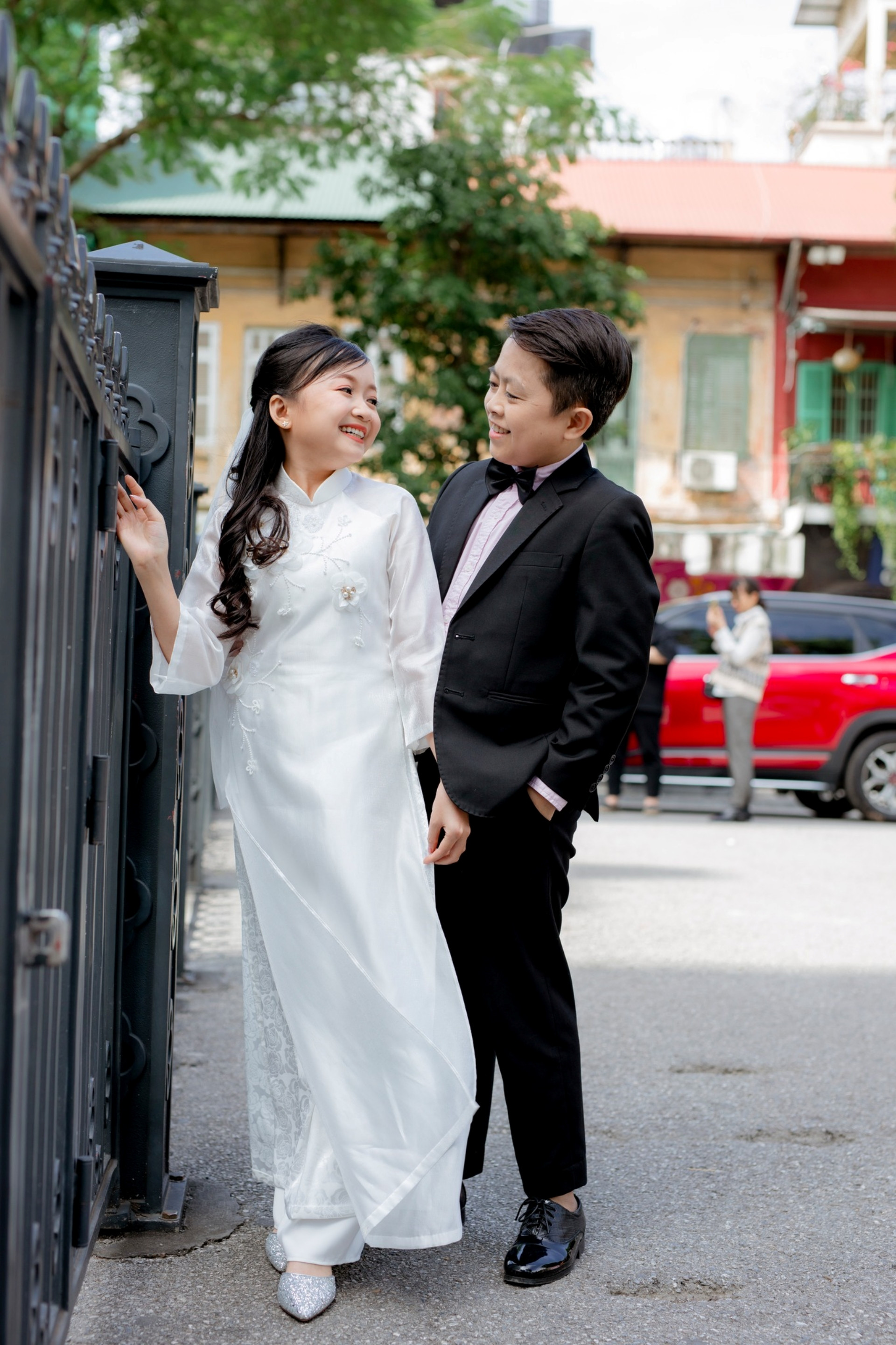 Vợ chồng tí hon ở Nghệ An tổ chức lễ cưới 30 mâm, khách đến gấp đôi