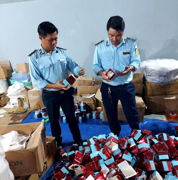 Quản lý thị trường 'bóc gỡ' xưởng sản xuất dầu gội nghi làm giả